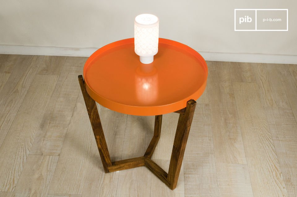 Das Tischchen Stockholm mit abnehmbarem Tablett kann neben dem Sofa
