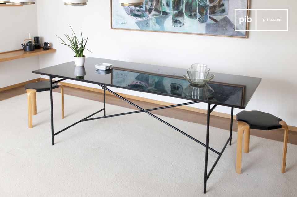 Großer Tisch aus Marmor und Metall, elegant und raffiniert.