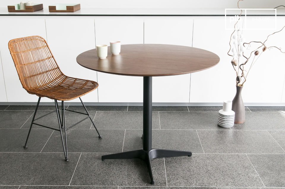Ein Tisch im skandinavischen Stil der 60er Jahre