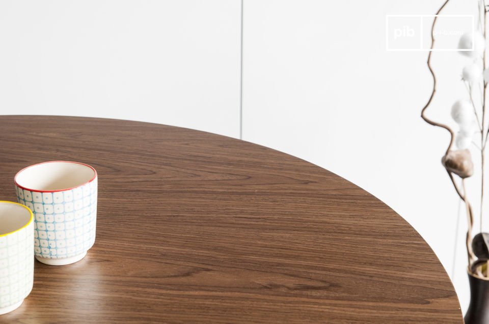 Der Tisch Daire besitzt die Eleganz der skandinavischen Tische mit dem unverwechselbaren Design der