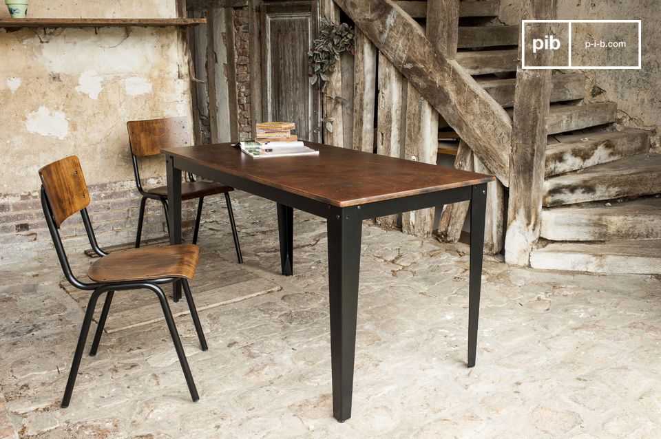 Schöner dunkler Tisch aus Holz und Metall.