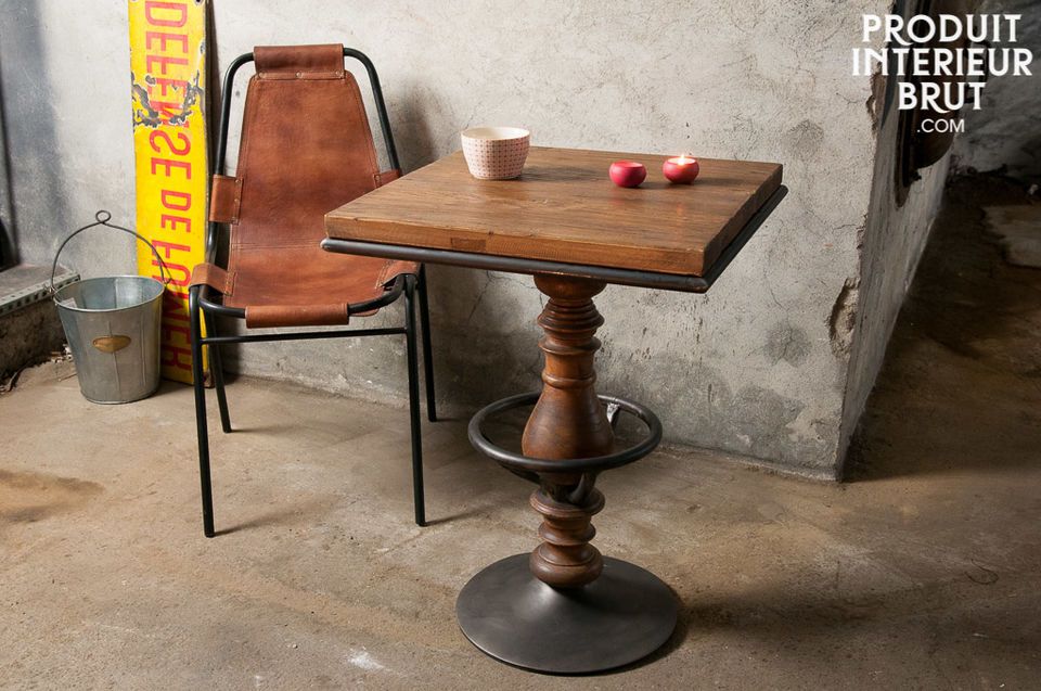 Dieser Tisch besteht aus einer gelungenen Kombination aus lackiertem alten Ulmenholz mit