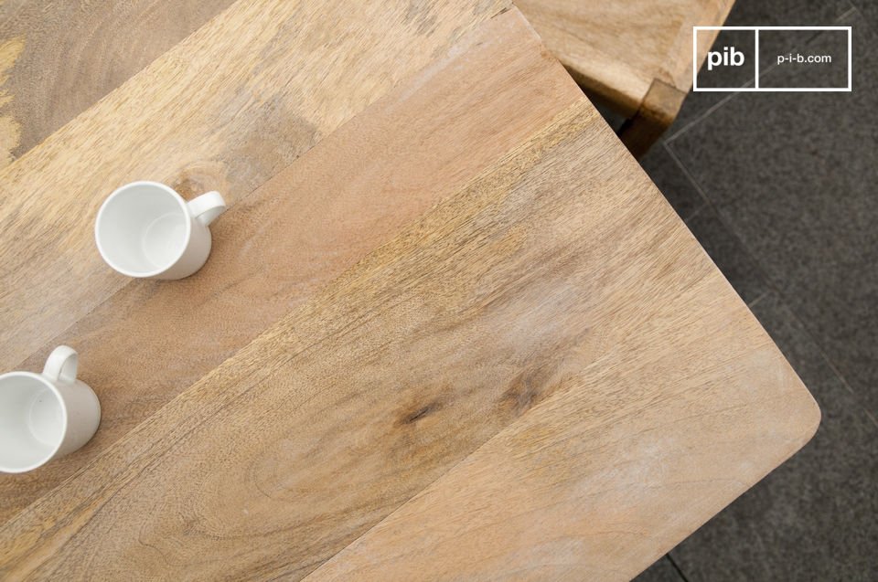 Der massive Holztisch Möka bringt einen Hauch von Natur und von skandinavischem Stil in Ihrem