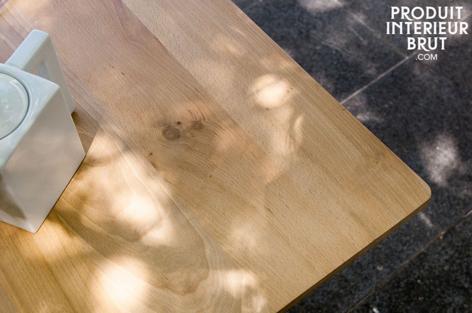 Seine Beine und leicht facettierte Platte bringen dem Tisch einfache Schlichtheit im typischen Stil