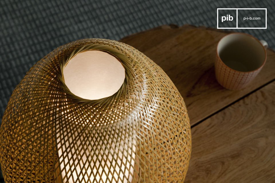 Bewundern Sie die Arbeit der gewebten Bambusstäbe aus denen diese leichte Tischleuchte besteht