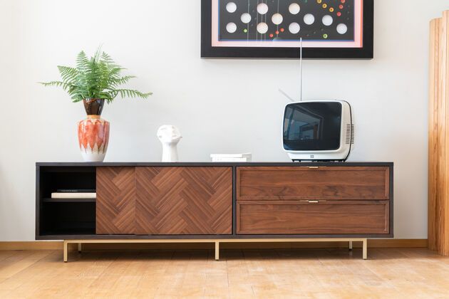 TV-Möbel aus dunklem Holz Neutra