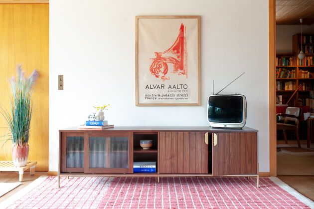 TV-Möbel aus dunklem Holz Pitea