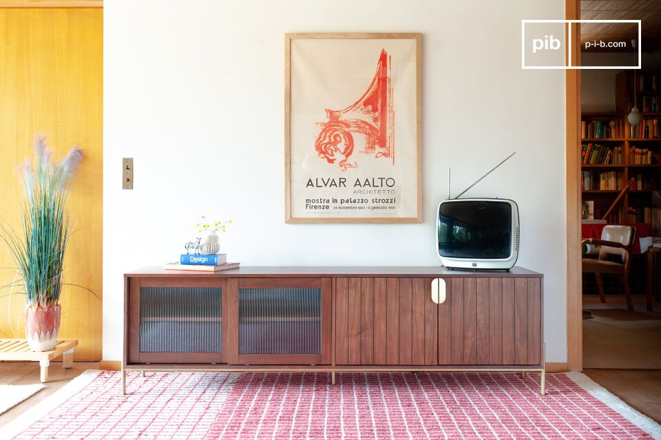 Das TV-Möbel Pitea erinnert an die zeitlose Eleganz des Art déco und ist eine Kombination aus