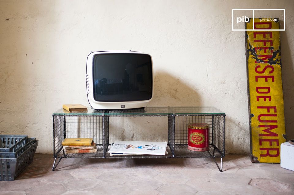 Eleganter TV-Schrank aus Metall und Glas.