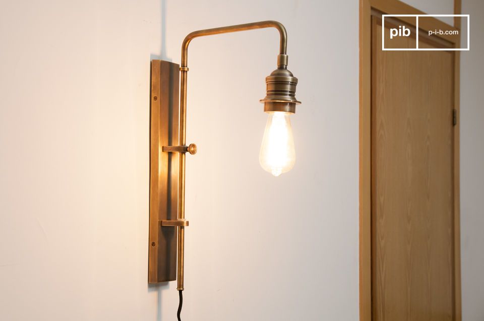 Wandlampe aus Messing mit Retro-Charme.