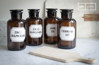 Vier Apothekerflaschen