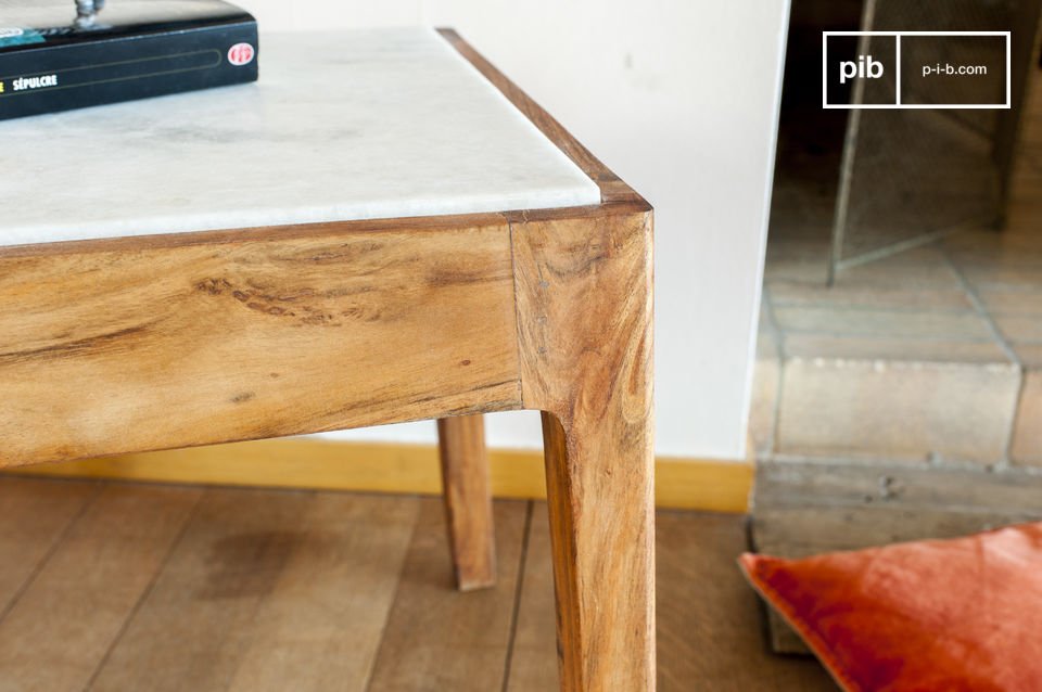 Die sehr glatte Holzstruktur bringt Weichheit auf den Tisch.