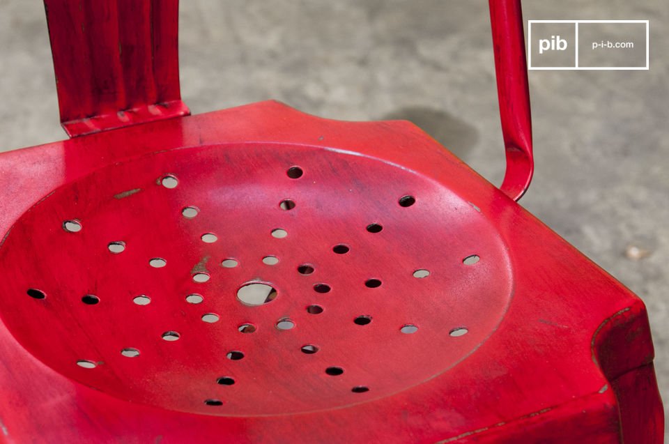 Der Stuhl hat ein schönes patiniertes rotes Finish.