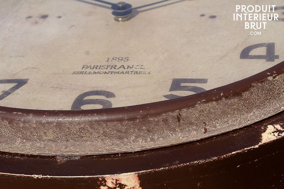 Die Uhr ist aus Holz und hat einen Durchmesser von 37 cm