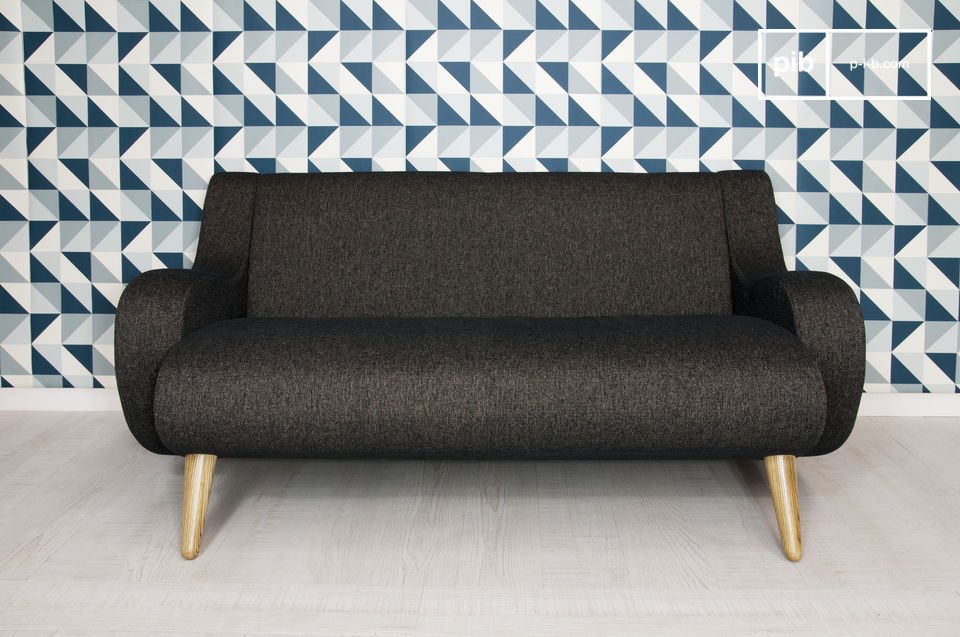 Dieses auf einem Untergestell aus massiver Esche thronende  Designer-Sofa  verfügt über breite und