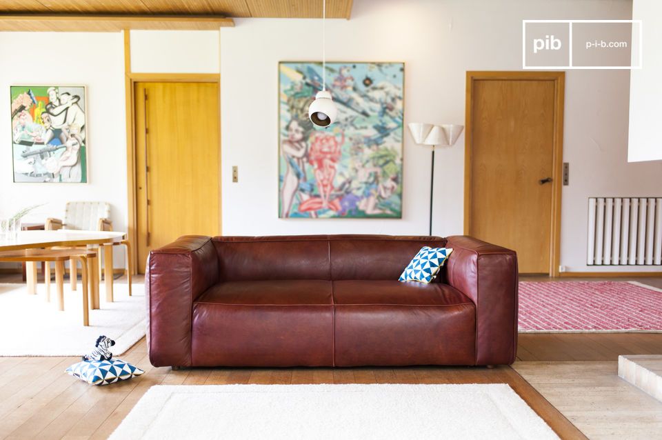 Außergewöhnliches Sofa mit sehr stabilen, lackierten Holzbeinen.